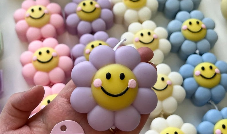 Set of 4 Smiling Daisy Candles