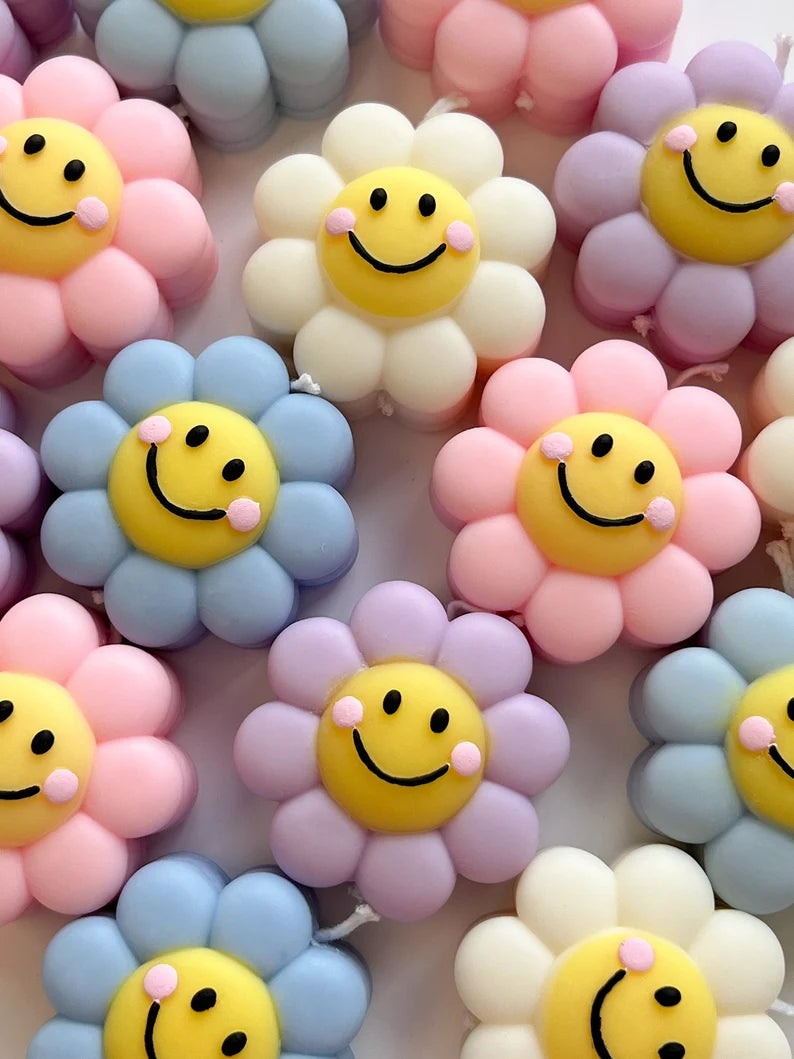 Set of 4 Smiling Daisy Candles