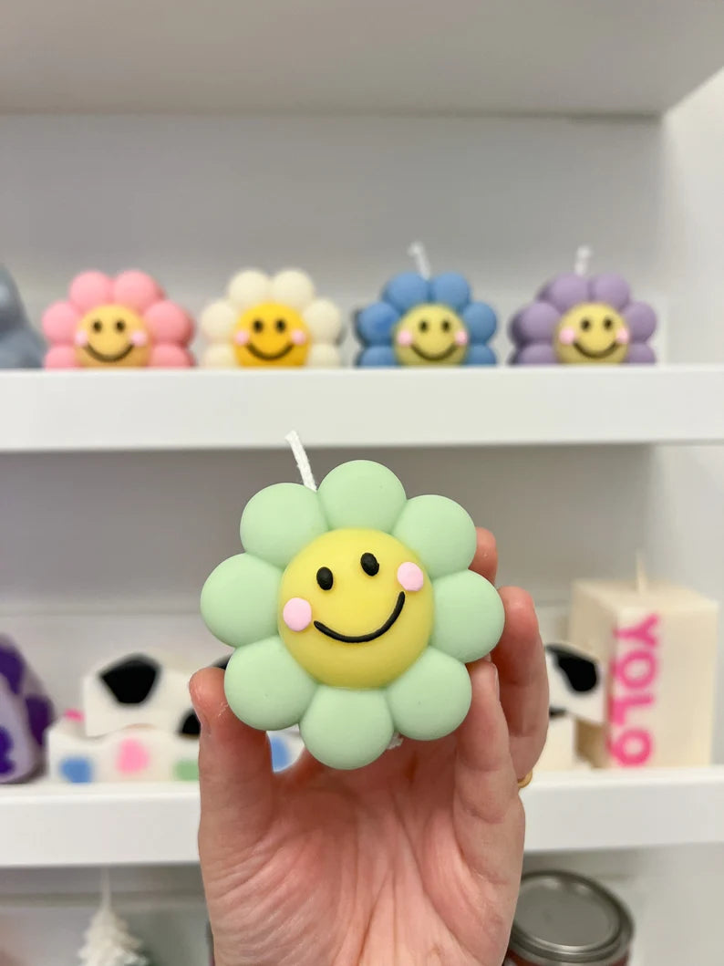 Set of 4 Smiling Daisy Candles